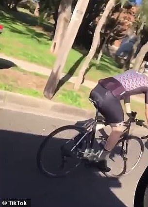 “不是一般的变态！”澳男将橙汁泼向自行车手并上传抖音 引发网友强烈谴责（视频/组图） - 2