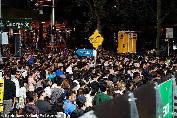 22834976-8008571-Crowds_swarmed_Sydney_s_CBD_pictured_desperately_trying_to_reach-a-2_1581812933886 (1).jpg,0