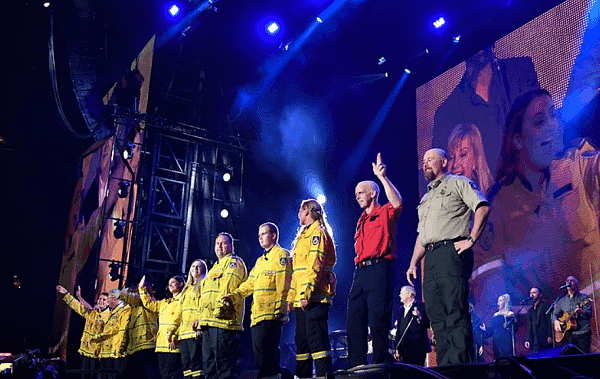 “人们相互扶持 而高层却不这么做！”悉尼消防演唱会为山火重建筹集近$1000万（组图） - 2