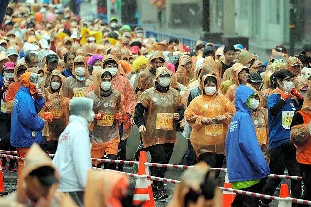 日本太难了！确诊者猛增至414人，口罩断货、病床不足，50万人刚跑完马拉松，还要准备奥运会...（组图） - 26