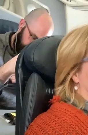 吵翻了! 大妈在飞机上调椅背 遭后座疯狂拳击 到底谁是