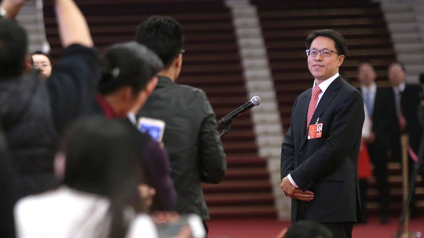 2018年3月9日，时任中国国务院港澳事务办公室主任的张晓明在“部长通道”接受采访。（新华社）
