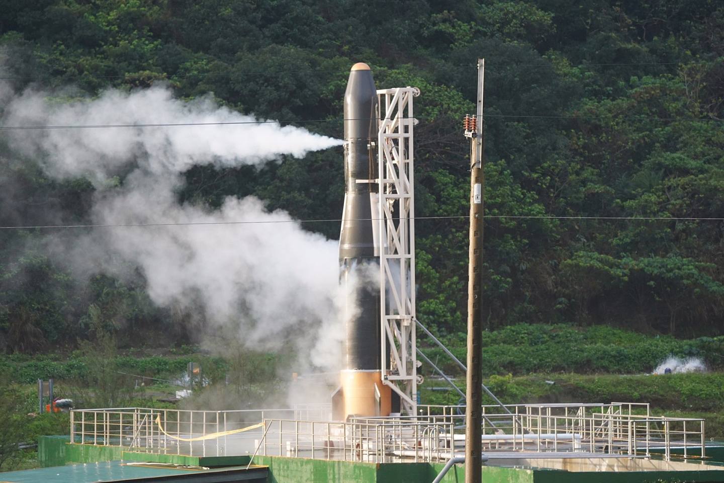 飞鼠一号火箭由晋升太空科技公司研发制造，虽然台湾政府一再强调晋升太空科技公司是民间公司，但其董事长却是由台湾国家太空中心探空火箭计划主持人陈彦升转任，显然延续了政策内容。（中央社）