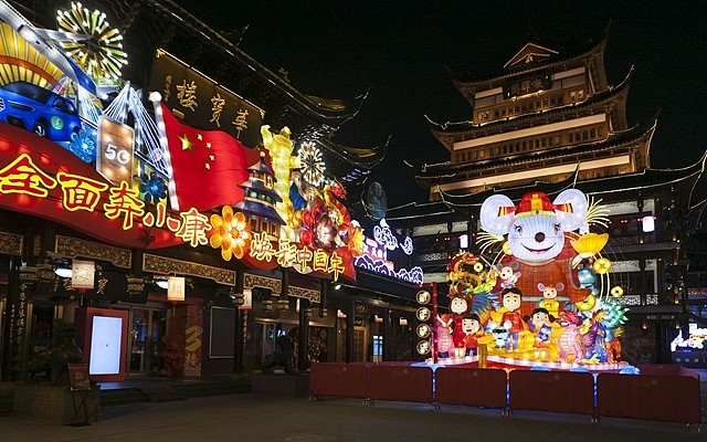 元宵节上海豫园推出“云赏灯”，通过线上互动，让网友在线上观看豫园灯会。新华社