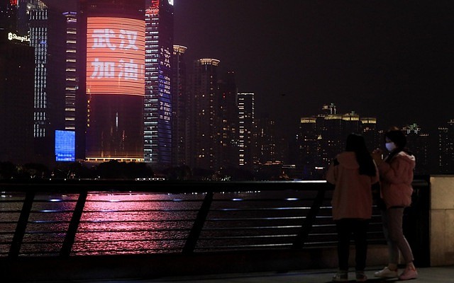 元宵节当晚，上海浦东陆家嘴高楼点亮为武汉加油的景观灯。新华社