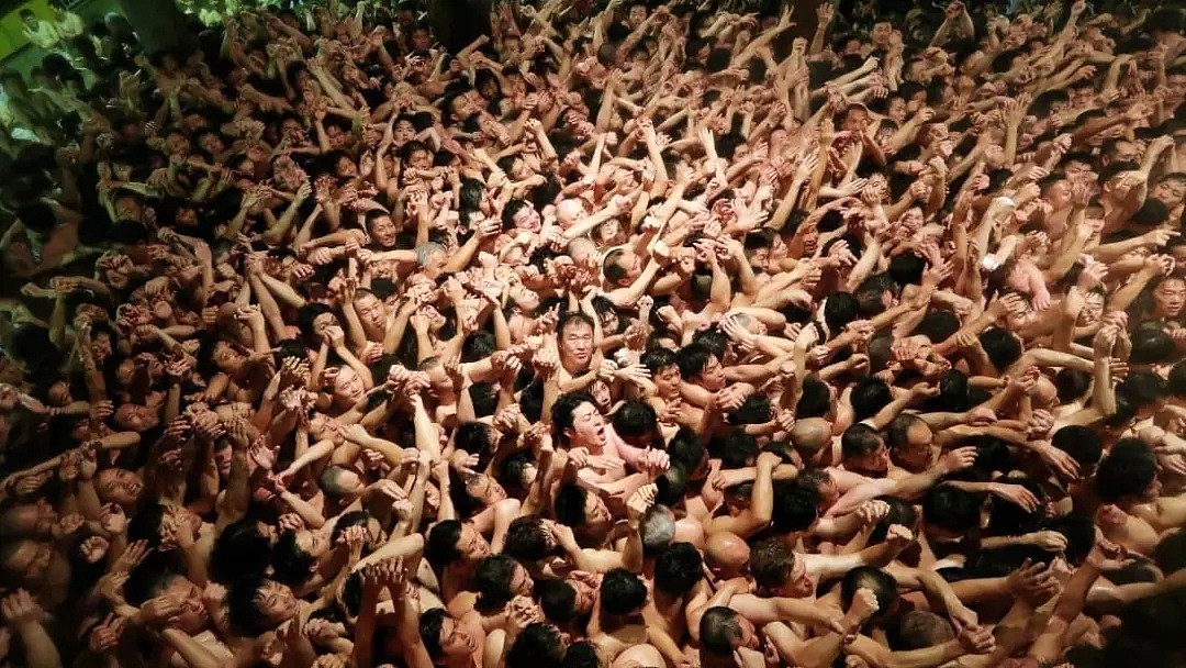 日本“裸体节”数千人赤膊争“宝” ，入口处特别准备了洗手液（组图） - 1