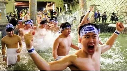 日本“裸体节”数千人赤膊争“宝” ，入口处特别准备了洗手液（组图） - 2