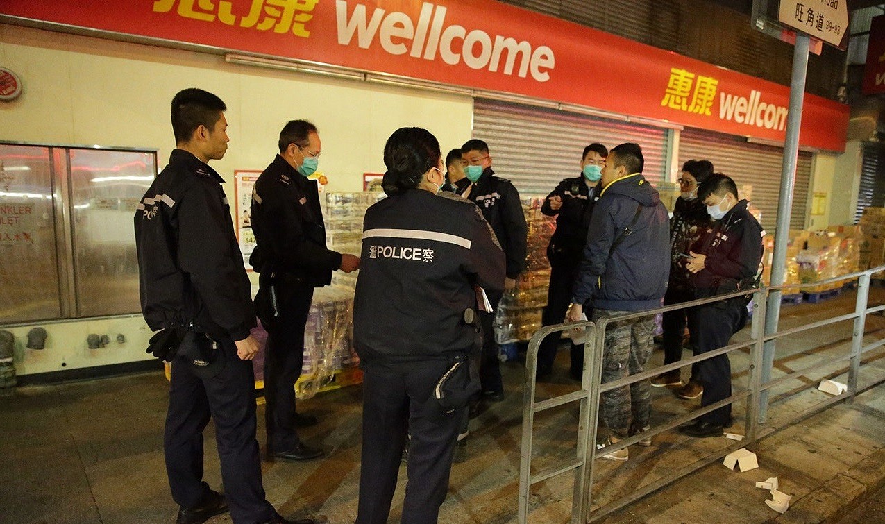 香港厕纸劫案：3人持刀抢劫超市送货工 抢走600卷厕纸（组图） - 2