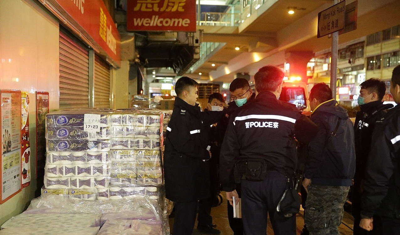 香港厕纸劫案：3人持刀抢劫超市送货工 抢走600卷厕纸（组图） - 1