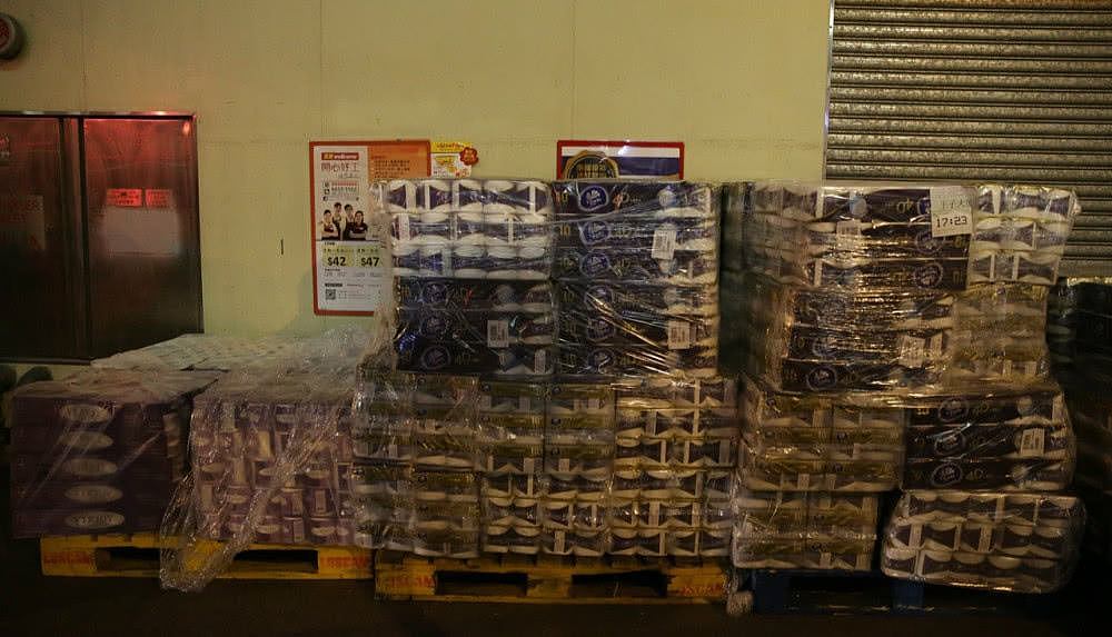 疫情谣言让香港居民抢购物资，60大包厕纸遭持刀劫匪抢走（组图） - 3