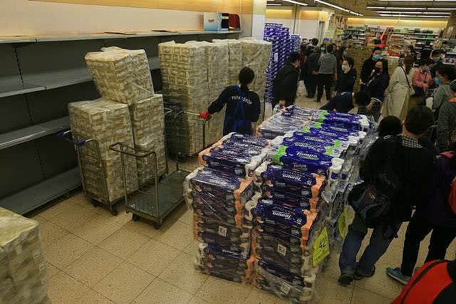 疫情谣言让香港居民抢购物资，60大包厕纸遭持刀劫匪抢走（组图） - 5
