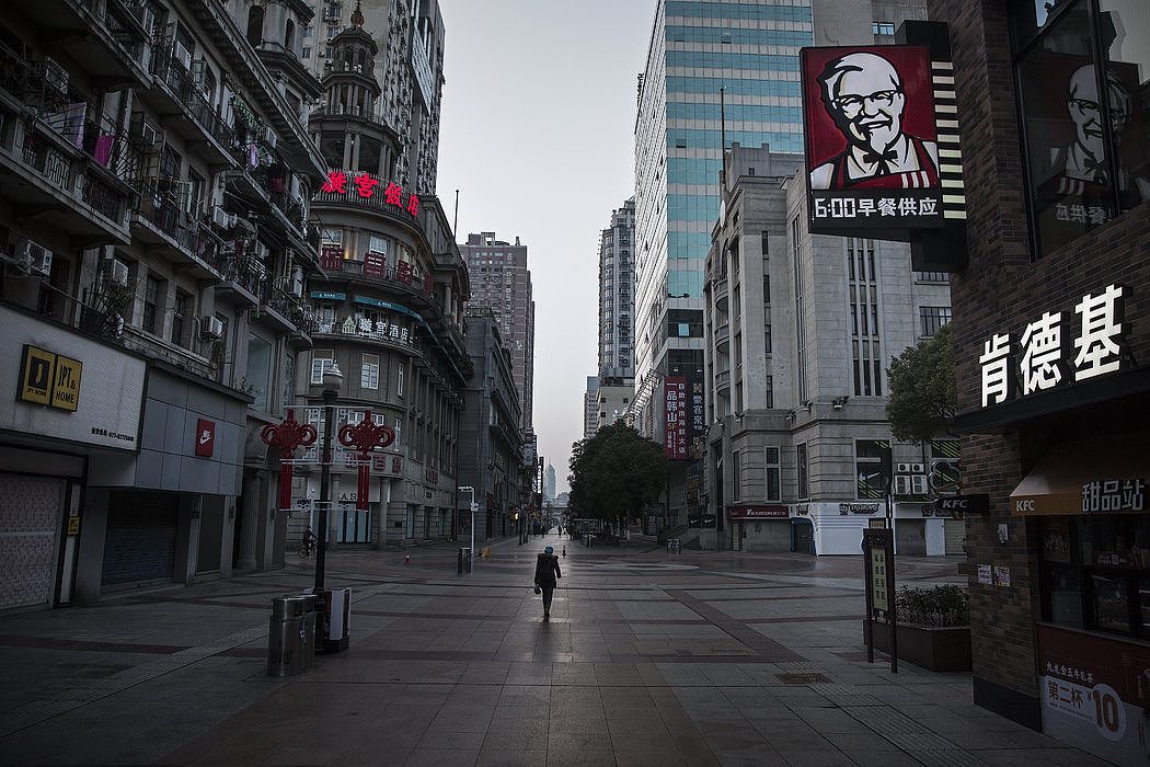周四，武汉一片几乎空无一人的商业区。
