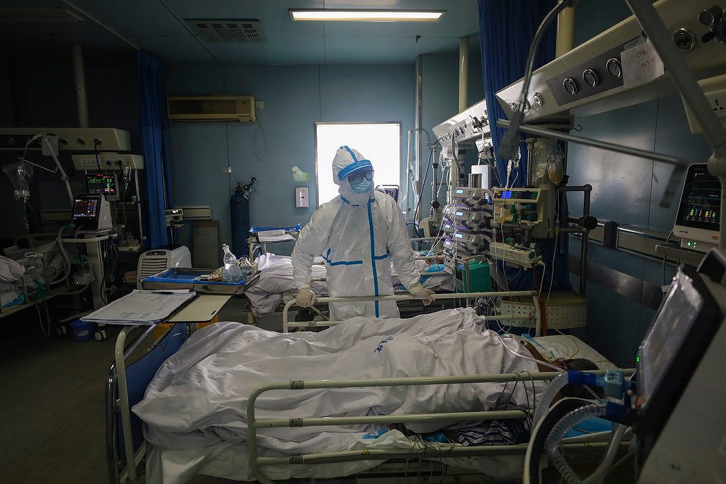 周四，武汉一家医院的医生与冠状病毒感染者在一起。