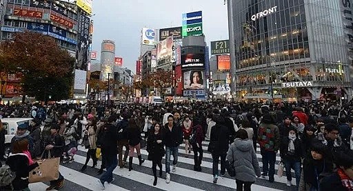 疫情在日本扩散，日本民众信心满满参加万人裸祭和马拉松，然后突然慌得一批...（组图） - 5