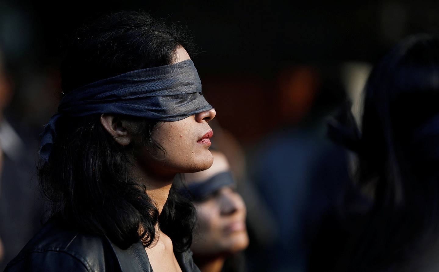 2019年12月4日，印度北方邦（Uttar Pradesh）一名强奸案的受害人前往法院途中，惨遭疑犯等人放火，全身烧伤，至12月6日终于不治，与世长辞。在首都新德里，12月7日有群众用布蒙眼上街示威。（路透社）