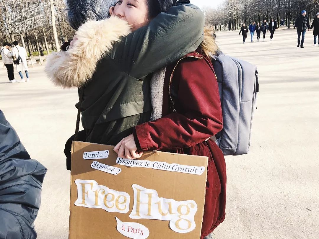 “我不是病毒！” 中国美女在巴黎遭误解歧视 街头发起Free Hug活动（组图） - 16