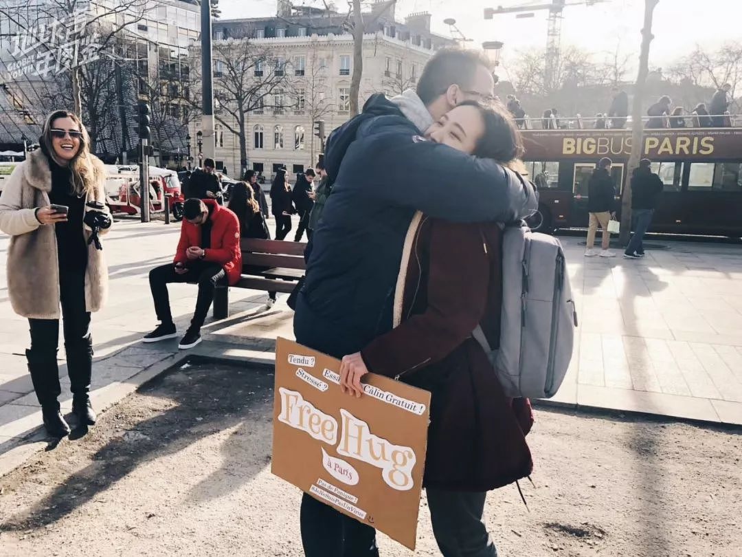 “我不是病毒！” 中国美女在巴黎遭误解歧视 街头发起Free Hug活动（组图） - 21