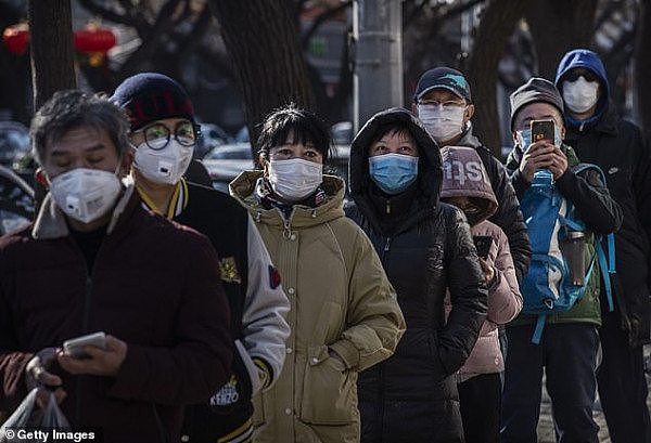 24903854-8017835-Chinese_customers_are_seen_wearing_face_masks_as_they_wait_to_bu-a-14_1582066587624.jpg,0