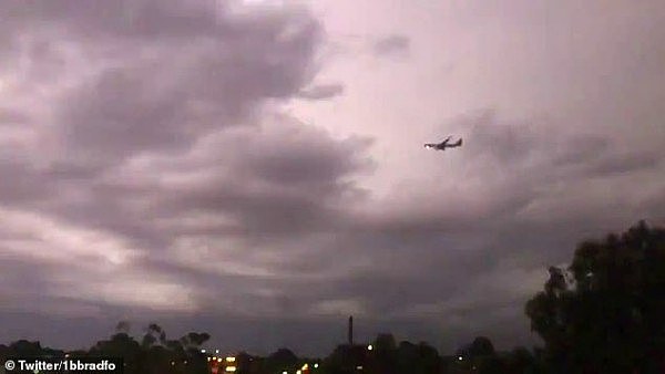 “这辈子看过最耀眼的灯光秀” 悉尼昨夜遭数万次雷击，乘客在空中拍下骇人场景（视频/组图） - 3