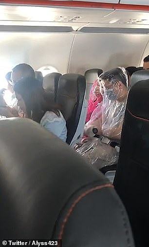 吓呆！澳洲航班两乘客“全副武装”防疫，裹成“塑料人”！手套口罩不够，全身密闭塑料衣（视频/组图） - 1