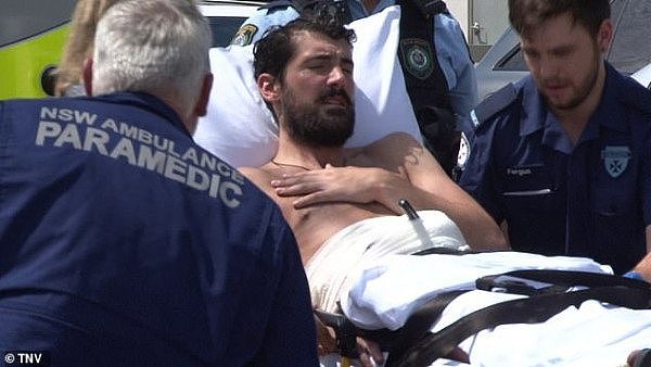 悉尼Westfield发生持刀伤人案！男子被用菜刀捅伤腹部，紧急送医（视频/组图） - 1