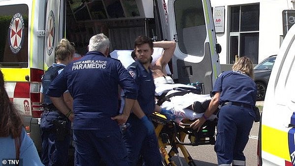 悉尼Westfield发生持刀伤人案！男子被用菜刀捅伤腹部，紧急送医（视频/组图） - 2