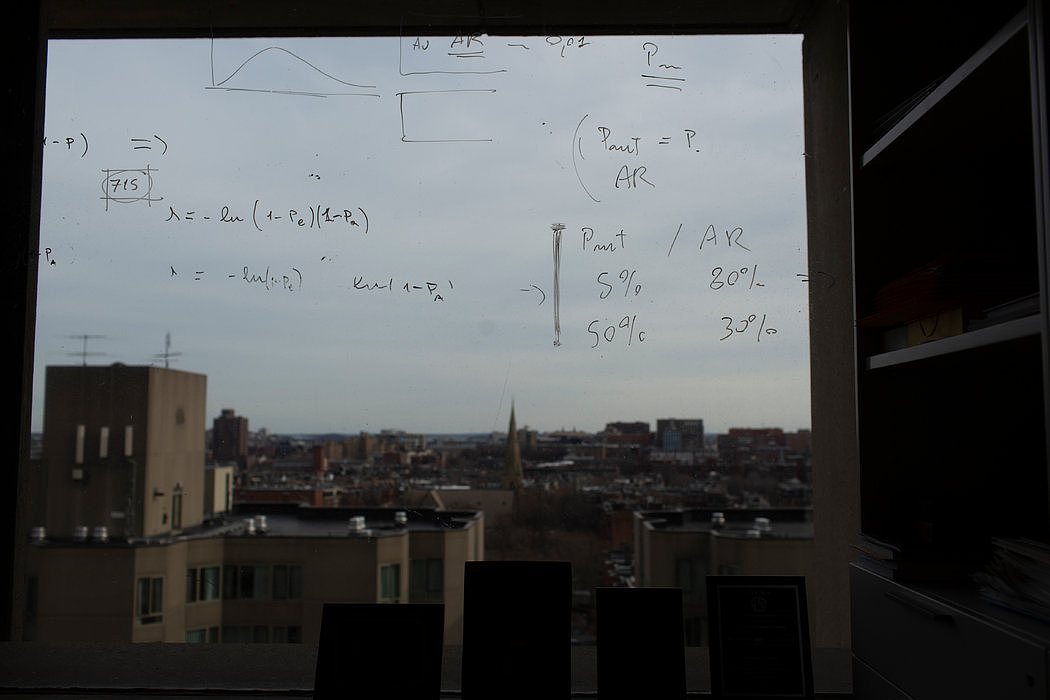 波士顿，写在亚历山德罗·维斯皮尼亚尼(Alessandro Vespignani)办公室窗户上的笔记。