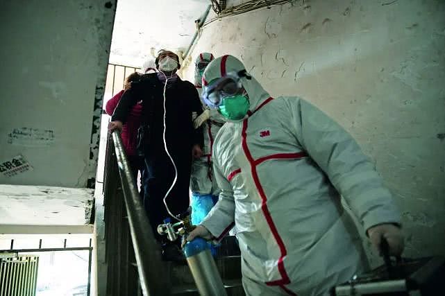 1月30日上午9点，34岁的武汉市急救中心120医生王科和他的小组接到任务，将常青花园一位疑似感染新型冠状病毒肺炎的居民转运到医院。摄影/长江日报 金振强