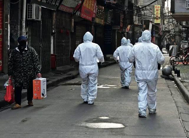 1月29日，大年初五，在武汉市汉口长堤街，一群社区医生经过街面。摄影/长江日报 金思柳