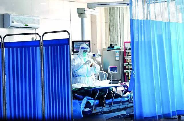 1月28日，武汉大学中南医院急救中心的医务人员正在对疑似新型冠状病毒肺炎患者进行救治。摄影/《中国慈善家》记者 安源