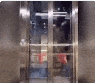 卡戴珊透明电梯激吻老公，发现偷拍后两人反应太搞笑（组图） - 2