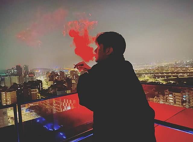 李荣浩凌晨站在天台上抽烟，感慨自己的日常生活，粉丝集体劝戒烟（组图） - 4