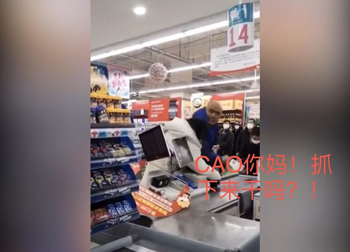 男子超市排队被抓下口罩 暴打两女子血溅当场（视频/组图) - 3