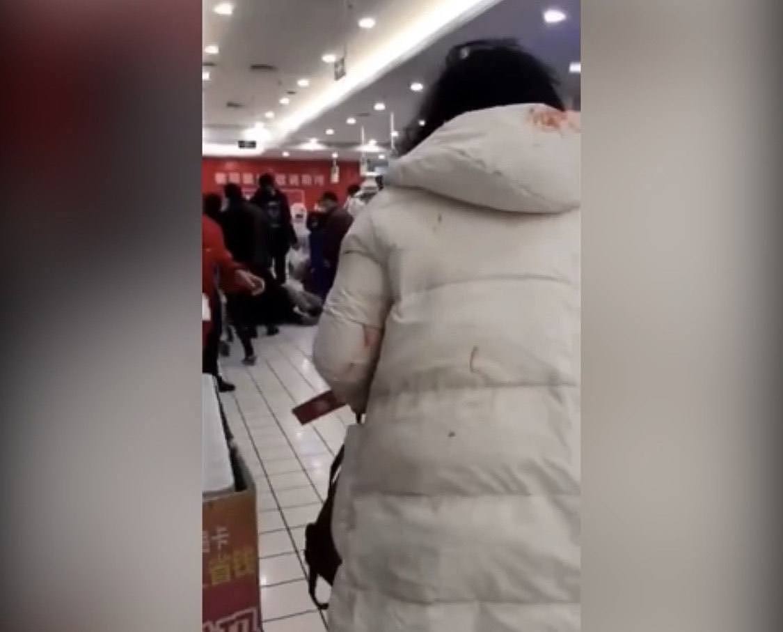 男子超市排队被抓下口罩 暴打两女子血溅当场（视频/组图) - 5