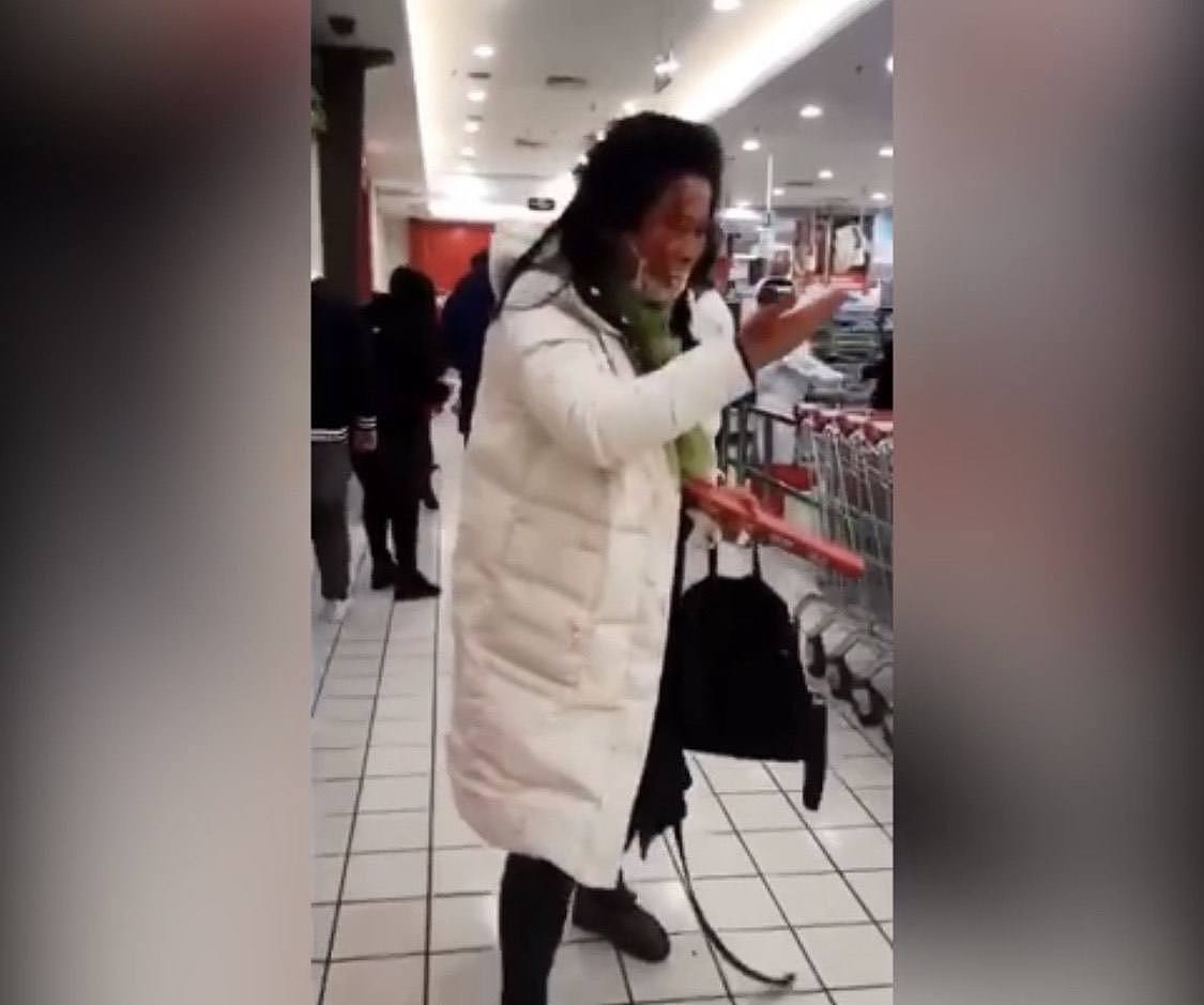 男子超市排队被抓下口罩 暴打两女子血溅当场（视频/组图) - 6