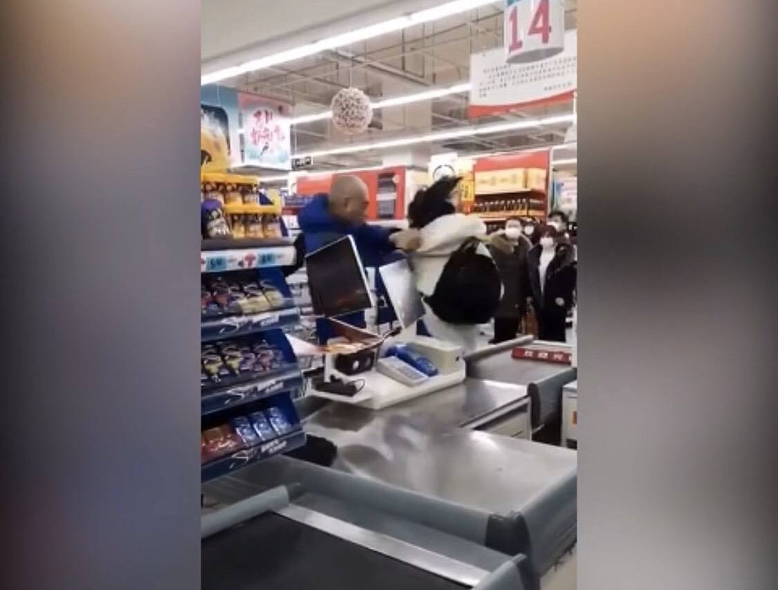男子超市排队被抓下口罩 暴打两女子血溅当场（视频/组图) - 4
