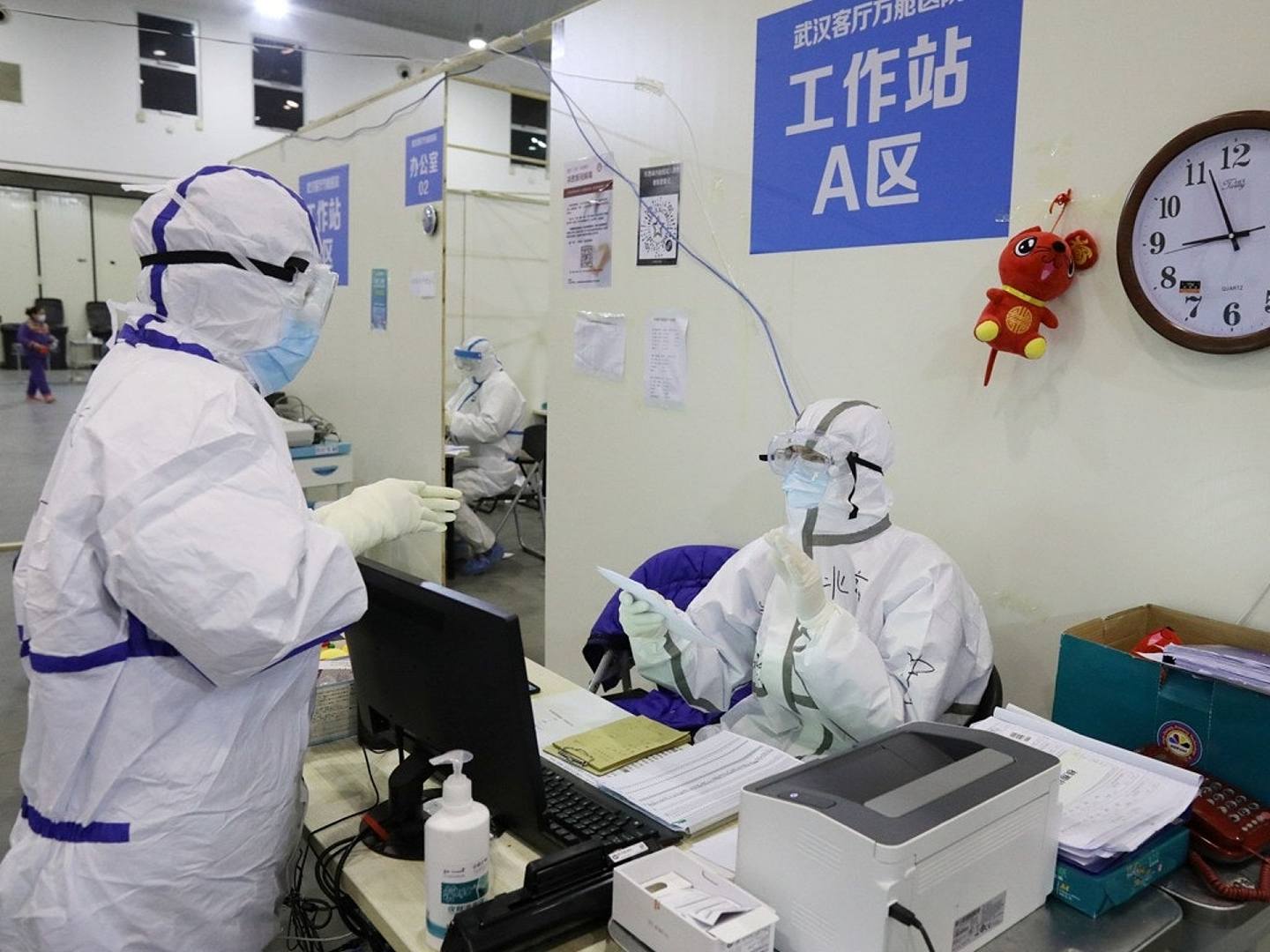 2月15日，新型冠状病毒疫情在武汉爆发后，武汉会议中心被改建为临时医院。图为身穿防护服的医护人员。（Reuters）