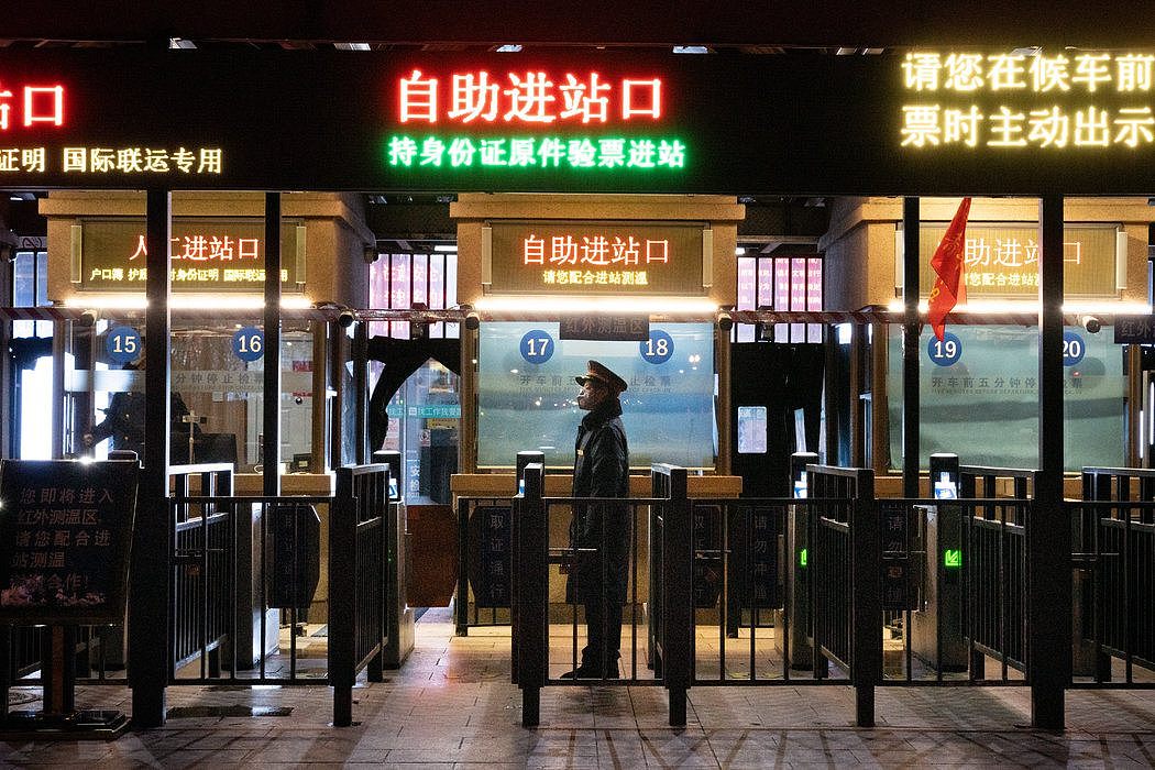 上周，北京几乎空无一人的火车站。