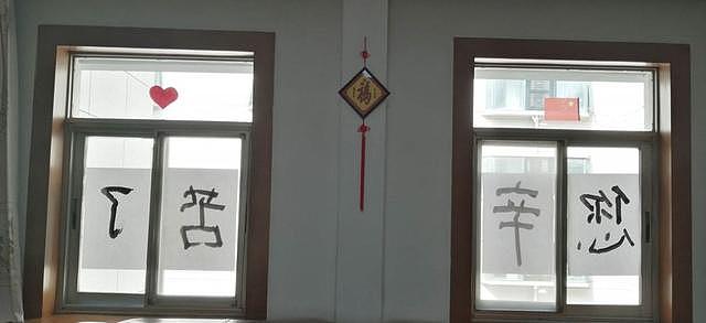 昨天凌晨，武汉居民楼窗户上出现的大字，看哭所有人