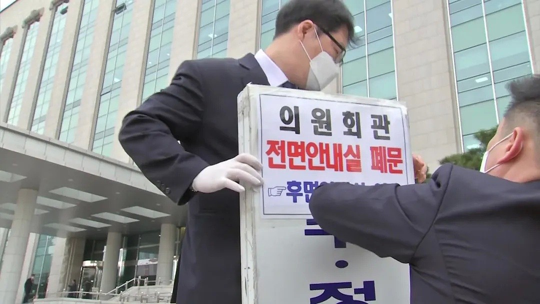 韩国紧急关闭国会，国防部有记者昏迷（组图） - 1