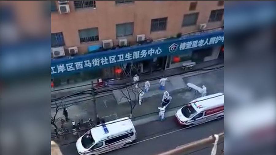 武汉市江岸区西马街社区卫生服务中心，数十名老人出现发烧、咳嗽等疑似肺炎症状。（视频截图/记者乔龙）