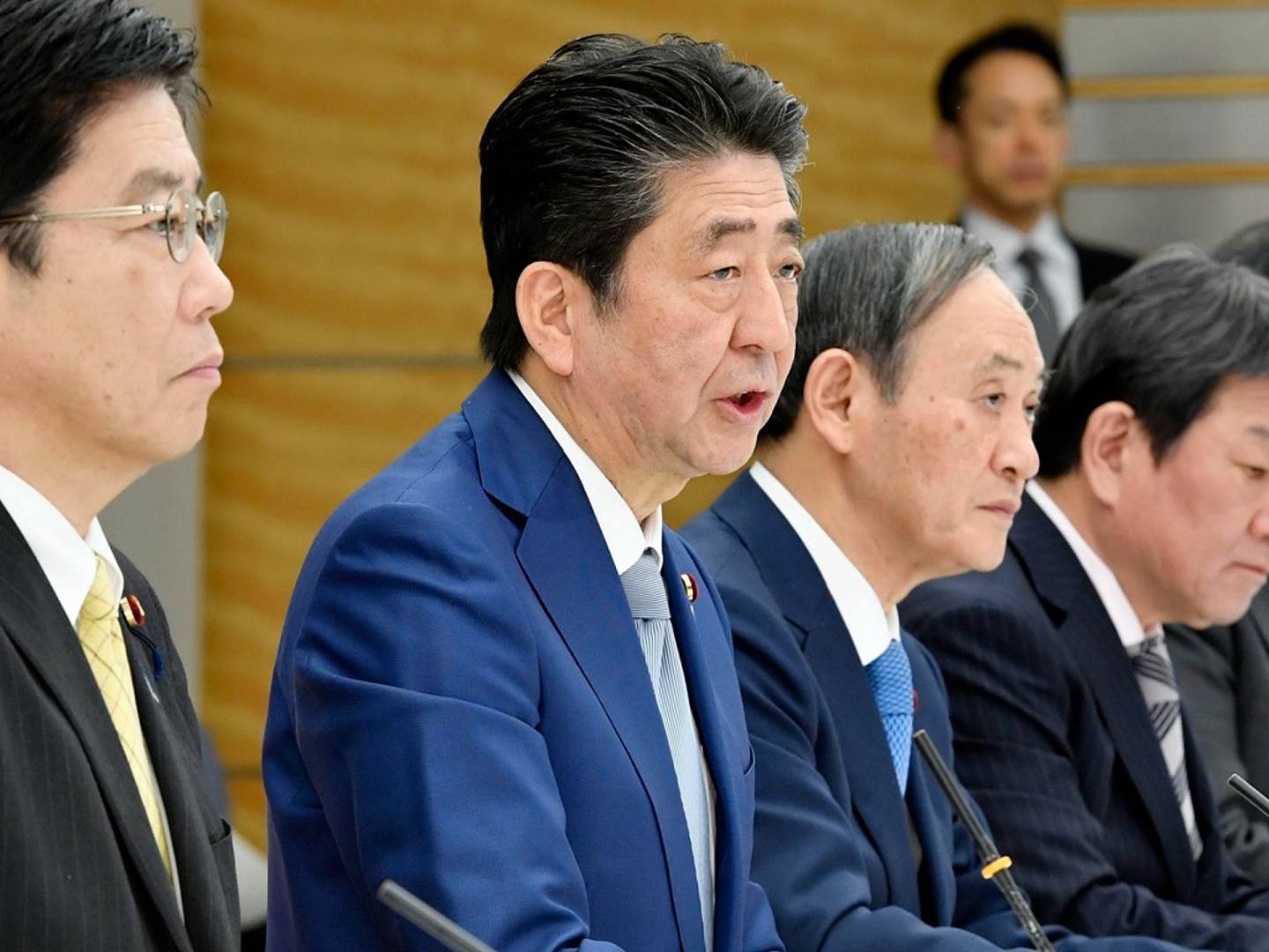 日本疫情防控面临关键时期，政府已建议今后两周取消或延期举办各类大型活动。图为2020年2月13日，日本首相安倍晋三（左二）在首相官邸举行抗击新型冠状病毒会议。（AP）