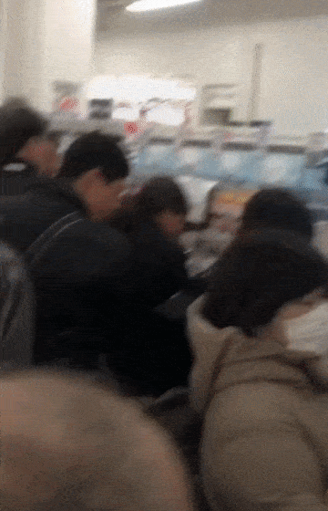 日本口罩告急，讲中文的女子因插队买口罩被群殴，还上了日本电视！（视频/组图） - 17