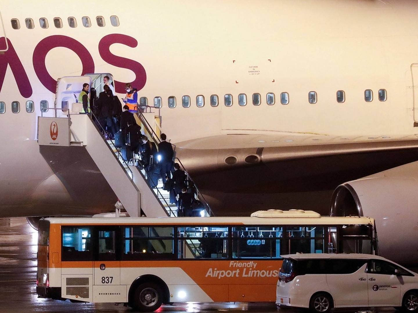 2020年2月22日，日本东京羽田机场，人们离开被冠状病毒袭击的钻石公主号游轮后，登上一架为英国乘客包租的飞机。（Reuters）