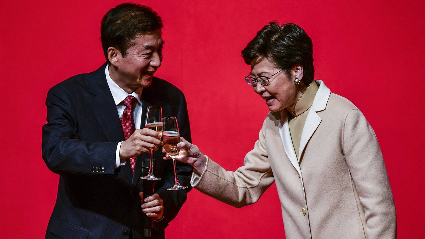 2020年1月15日，在香港举行的春节招待会上，香港中联办主任骆惠宁和香港行政长官林郑月娥(右)在台上祝酒。（AFP）