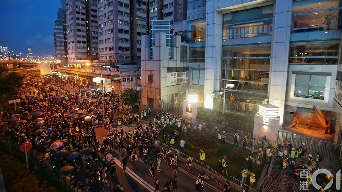 香港反修例风波发生以来，中联办多次成为示威者围堵的对象。（香港01）