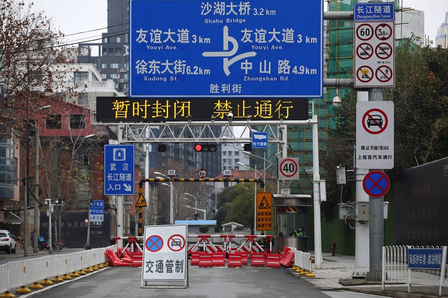 湖北武汉施行了严格的交通管制，但依然有感染者能够“突破防线”进入北京，引发关注。(Reuters)