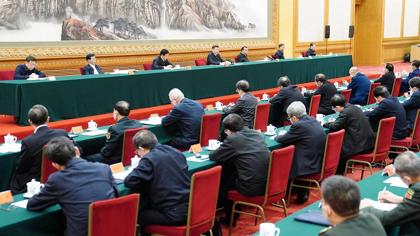 2020年2月23日，统筹推进新冠肺炎疫情防控和经济社会发展工作部署会议在北京召开，中共中央政治局七常委全数出席。（新华社）