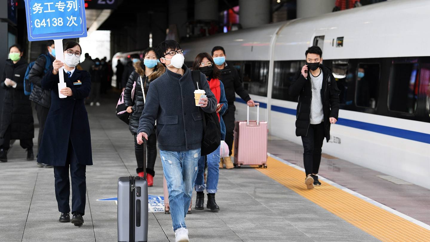 2020年2月16日，中国铁路定制务工人员返程专列从贵阳北站开出，近300名贵州籍务工人员乘车前往杭州市。（新华网）