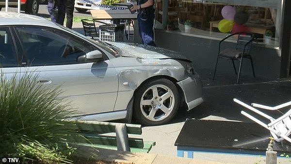 North Epping发生惨烈车祸！失控小车冲向咖啡厅致1死9伤，肇事者年近9旬（视频/组图） - 4